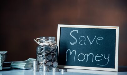 plaatje flessen-contant-geld-met-muntstukken-het-concept-van-het-besparingsgeld